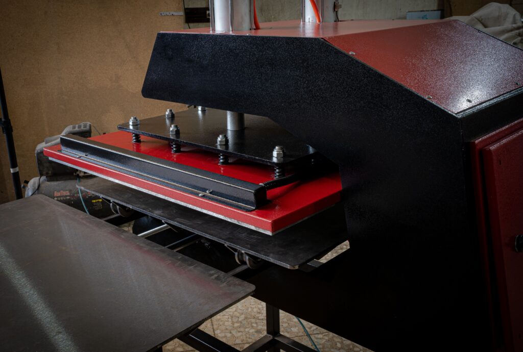 پنوماتیک یا هیدرولیک؟ انتخاب درست پرس حرارتی برای چاپ تریکو (بدون شعار، با منطق تولید) پنوماتیک یا هیدرولیک؟ انتخاب درست پرس حرارتی برای چاپ تریکو (بدون شعار، با منطق تولید)